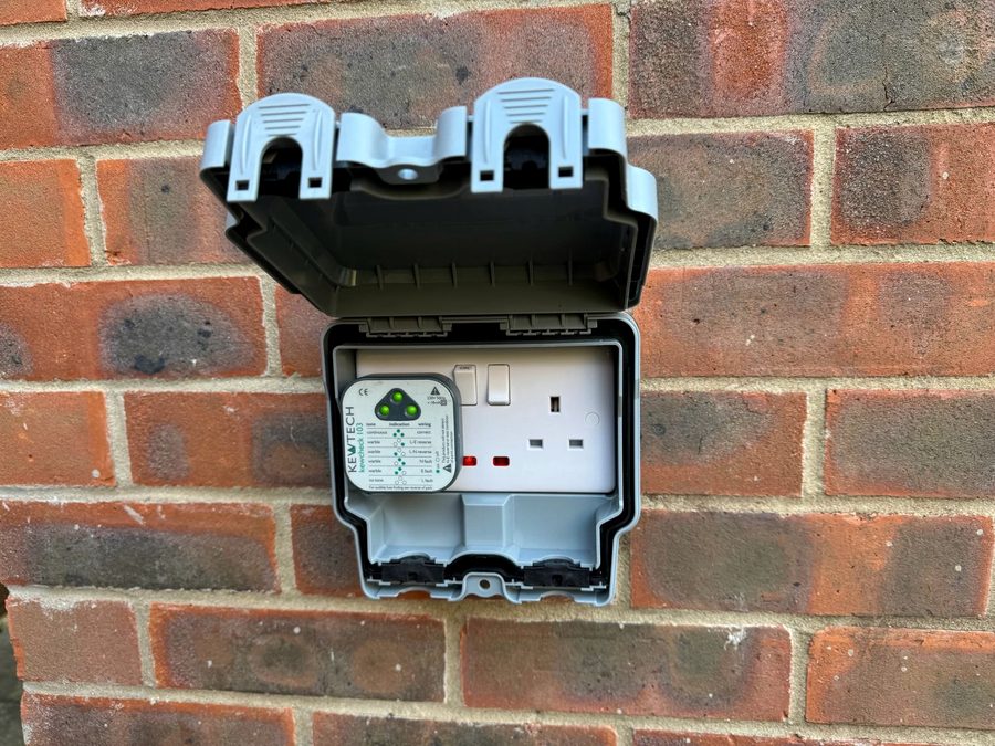 Weatherproof outdoor socket